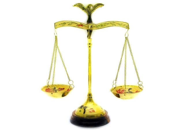 Фото 1 - Bronze scales on a wooden stand (22 cm)