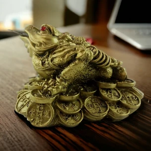 Frog on coins (6.8 x 8.5 x 10.4 cm)