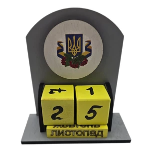 Вічний календар Тризуб з калиною (155х142х60 мм), з темним кантом розписано вручну.