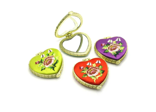 Фото 1 - Cosmetic mirror with embroidery in the assortment