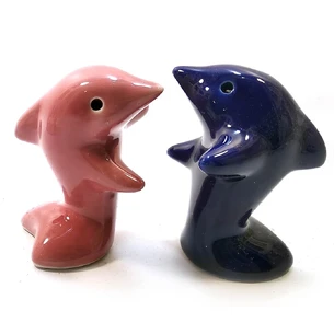 Salt and pepper shaker Dolphins blue raspberry (7x7x4 cm)