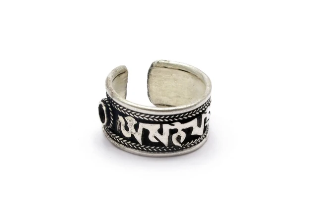 Фото 1 - The ring is metal