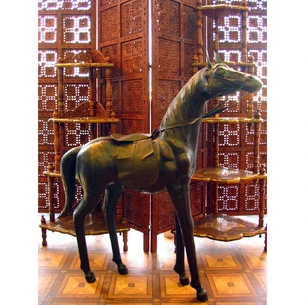 Horse leather (36) (106x93x26 cm)