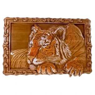 Tiger panel (43×28×2.4 cm) solid wood, carved, covered with patina, enamels and varnish.