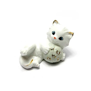 Kitten with a ball of porcelain (9.5x6x5.5 cm)