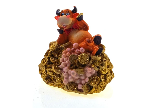 Фото 1 - A cow on a pile of money (10x10x9 cm) A
