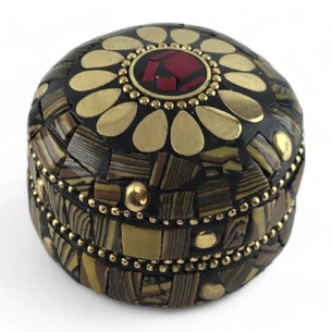 Metal box with corals (h-3.2, d-4.7 cm)