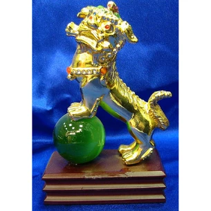 Dog Fu on a green layer of gold (13.5x10x5 cm)