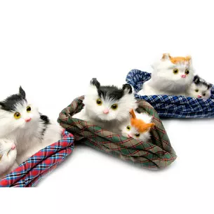 Kittens on a rug (meow) in a car (16x14x10.5 cm)