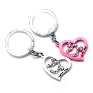 Keychains for lovers (Q) Hearts are white and pink