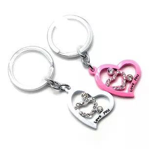 Keychains for lovers (Q) Hearts are white and pink