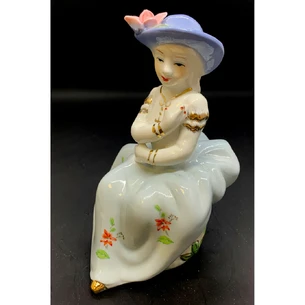 Porcelain girl (12.5x8x6 cm)