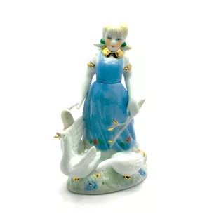 Porcelain girl with geese (16.5x11x7 cm)