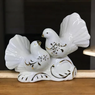 A pair of porcelain pigeons (12x9.5x5.5 cm)