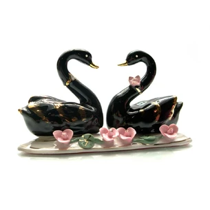 A pair of porcelain swans (13.5x7x4.5 cm)