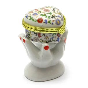 Ceramic casket Hands and heart (9x6.5x4.5 cm)