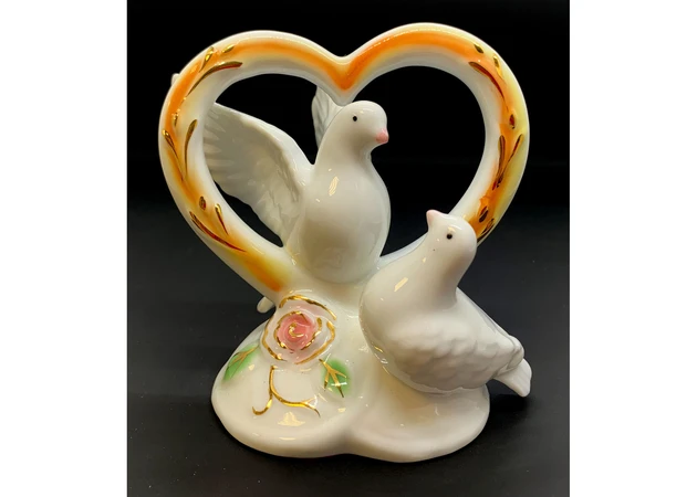 Фото 1 - Porcelain figurine Doves with a heart (11x11x7 cm)